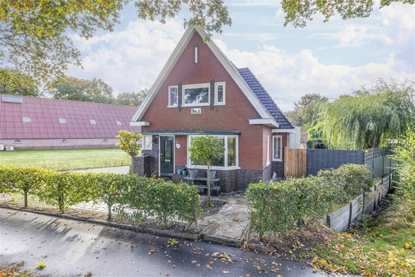 Te koop: Sfeervolle gerenoveerde 30-er jaren woning met Forse uitbouw en slaap- en badkamer beneden !